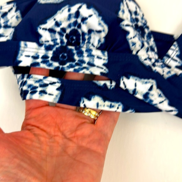 BCBG/Paris Navy Blue Tie Dye Wrap PillOn Bikini Top Adjustable Straps Large - Picture 5 of 9